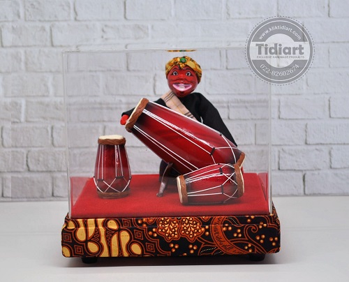 Souvenir Khas Jawa Barat Miniatur Cepot Main Kendang