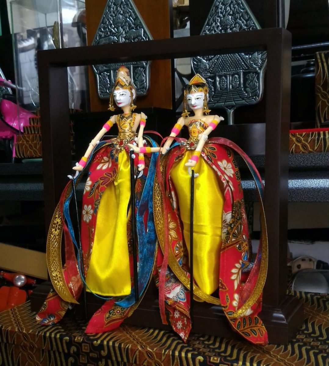 Souvenir Wayang Golek Eksklusif Frame Mahoni