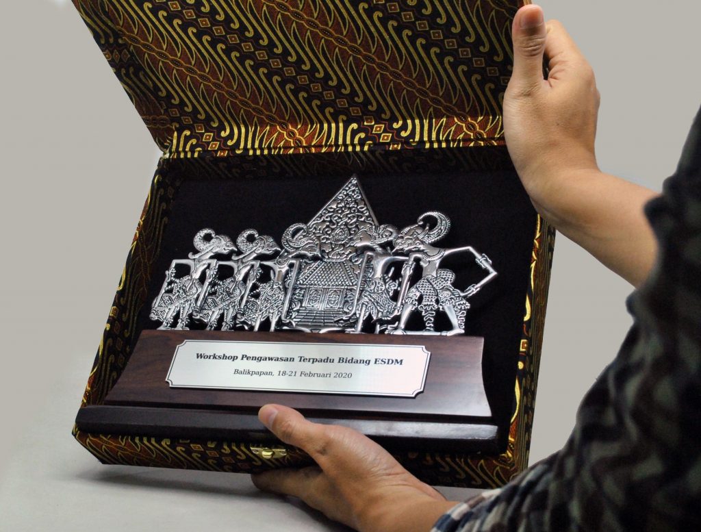 Souvenir Premium Wayang Gunungan Pandawa 5 Logam Stage Kayu