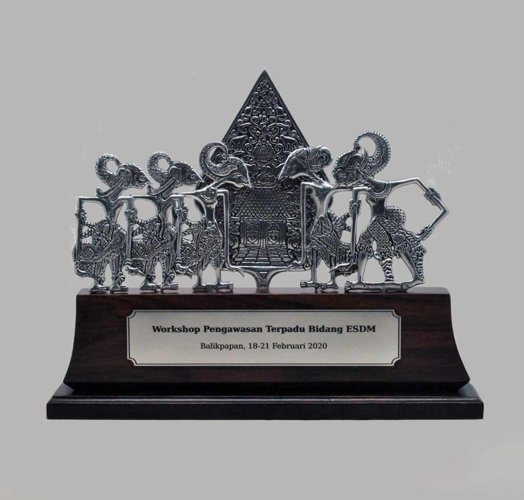 Souvenir Premium Wayang Gunungan Pandawa 5 Logam Stage Kayu