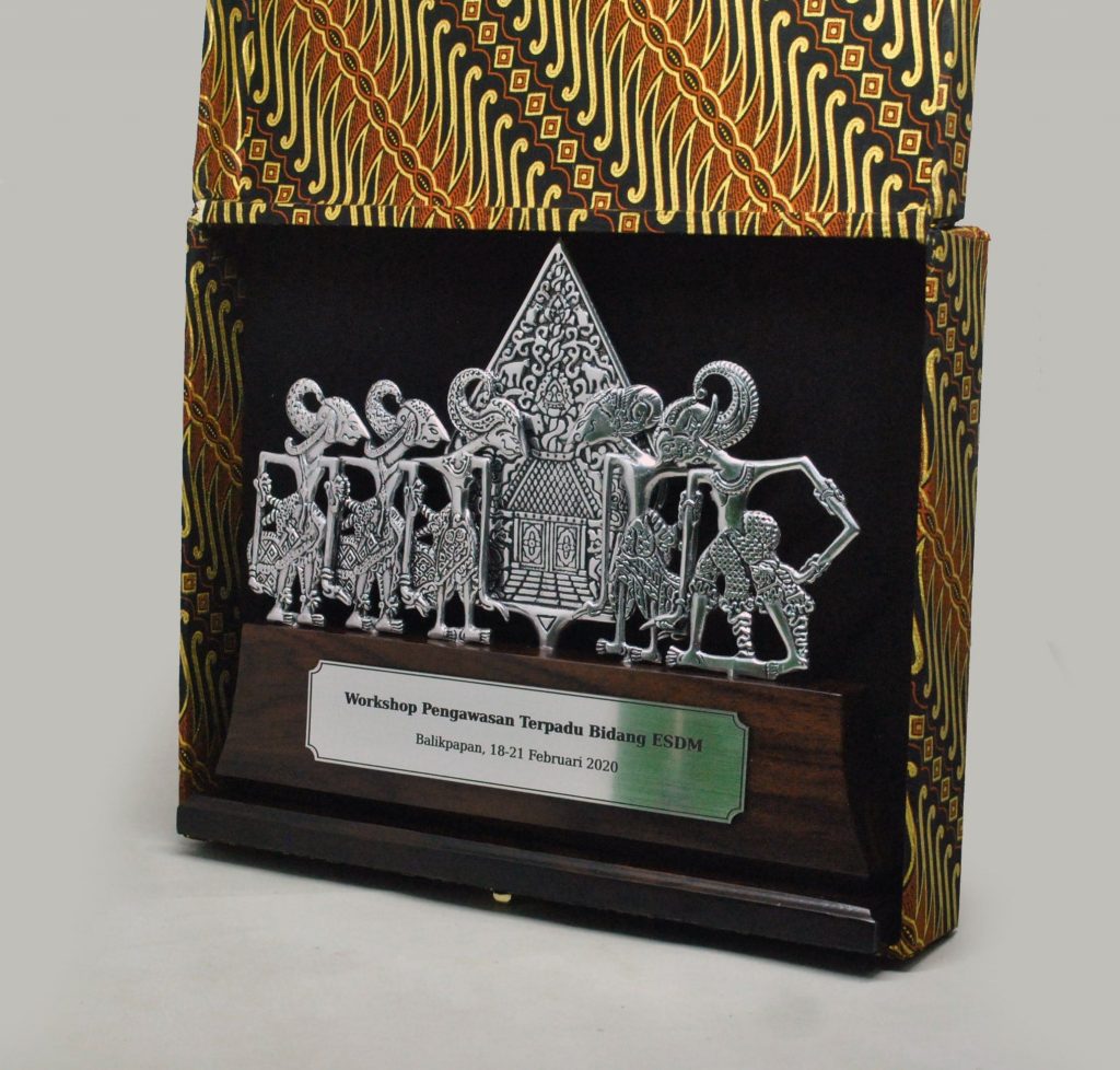 Souvenir Premium Wayang Gunungan Pandawa 5 Logam Stage Kayu