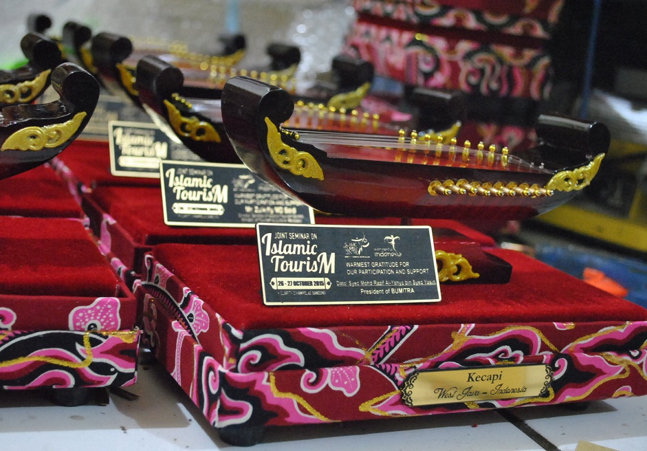 Miniatur Kecapi Eksklusif Khas Jawa Barat
