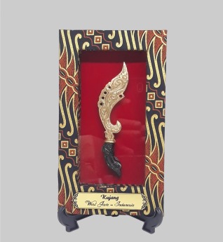 Plakat Unik Miniatur Kujang Frame Batik Eksklusif